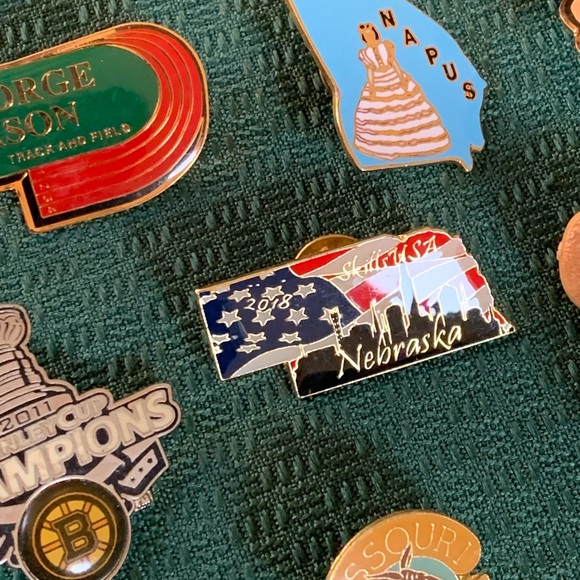 Mixed Lot of 17 Lapel Pin States, Hockey, Canadian Cities - Picture 6 of 8